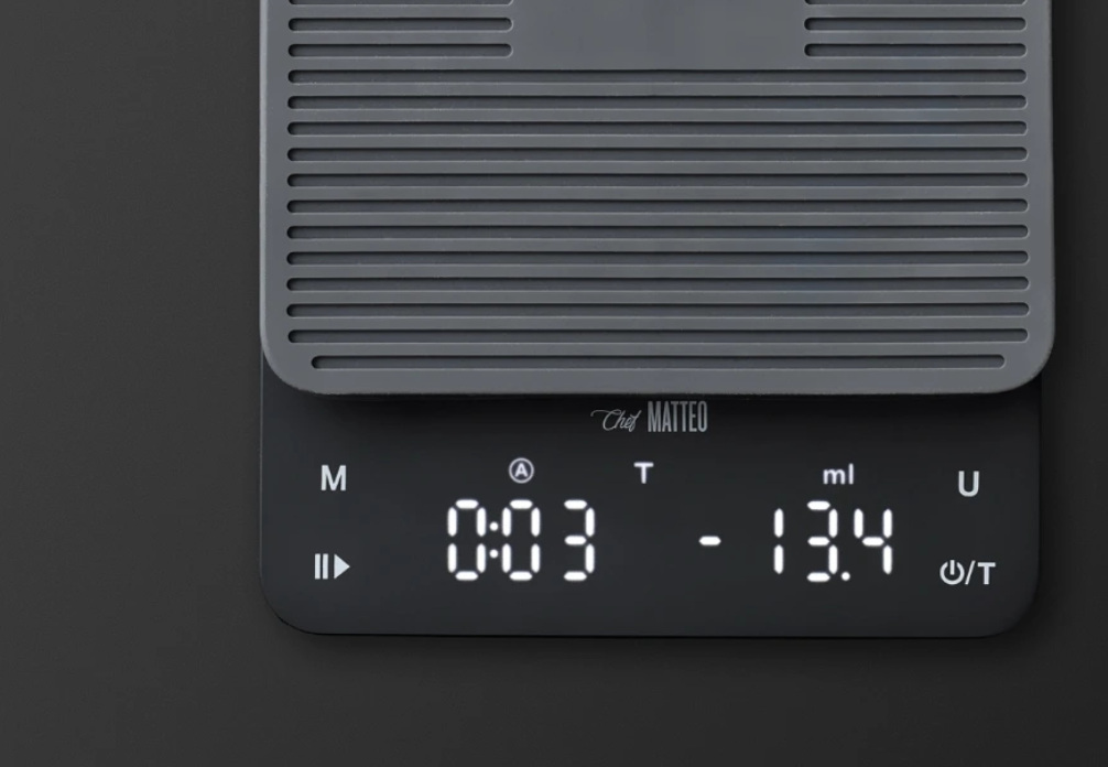 Nærbillede af Chef Matteo elektronisk kaffevægt med digitalt LED-display, der viser vægt og timer til præcis kaffebrygning.